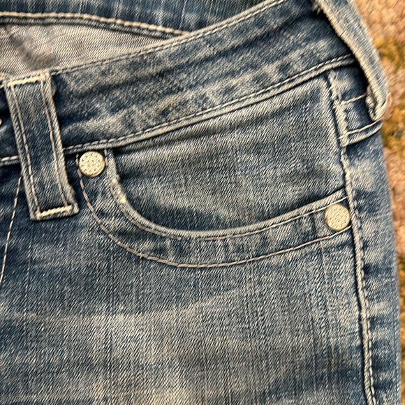 TRUE RELIGION ✨ Skinny Jeans Light Wash Distressed Jeweled Rivets Size 26 - Picture 4 of 10